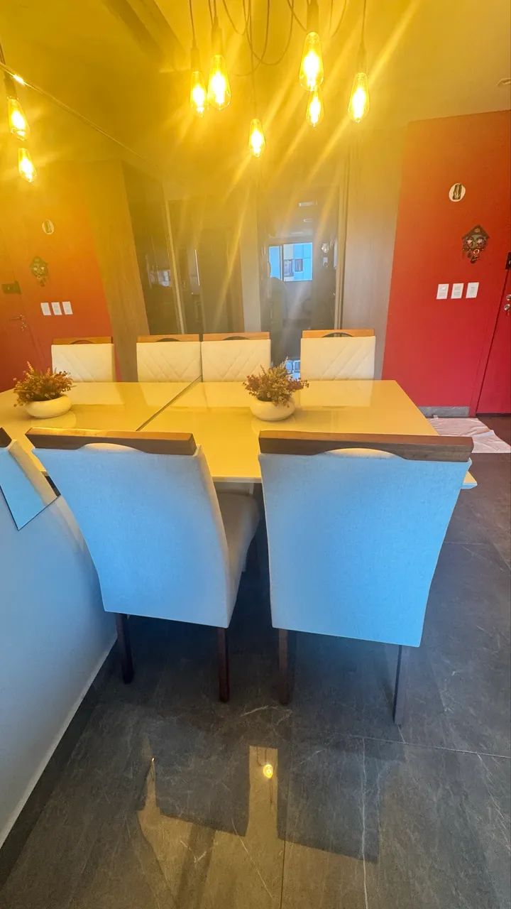 Mesa com quatro cadeira