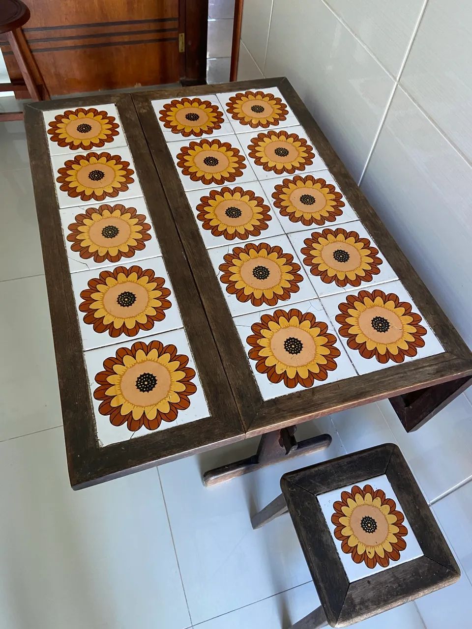Mesa Madeira com 3 banquinhos  - Foto 4