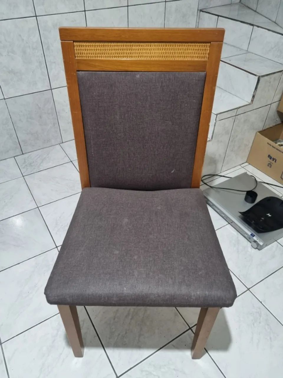 VENDO MESA DE MADEIRA MACIÇA COM 4 CADEIRAS - Foto 5