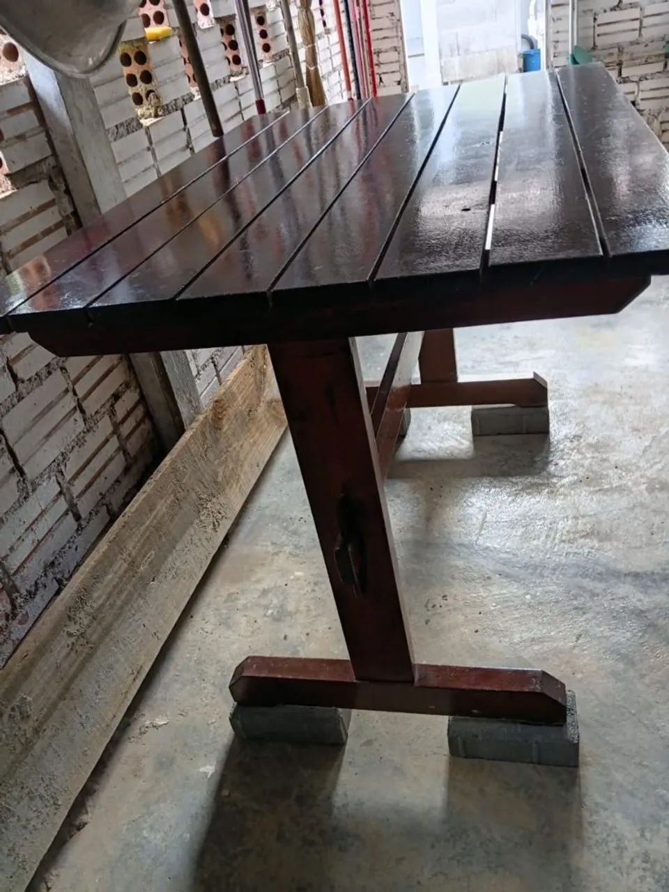 Mesa de madeira com 3 banquetas - Foto 2