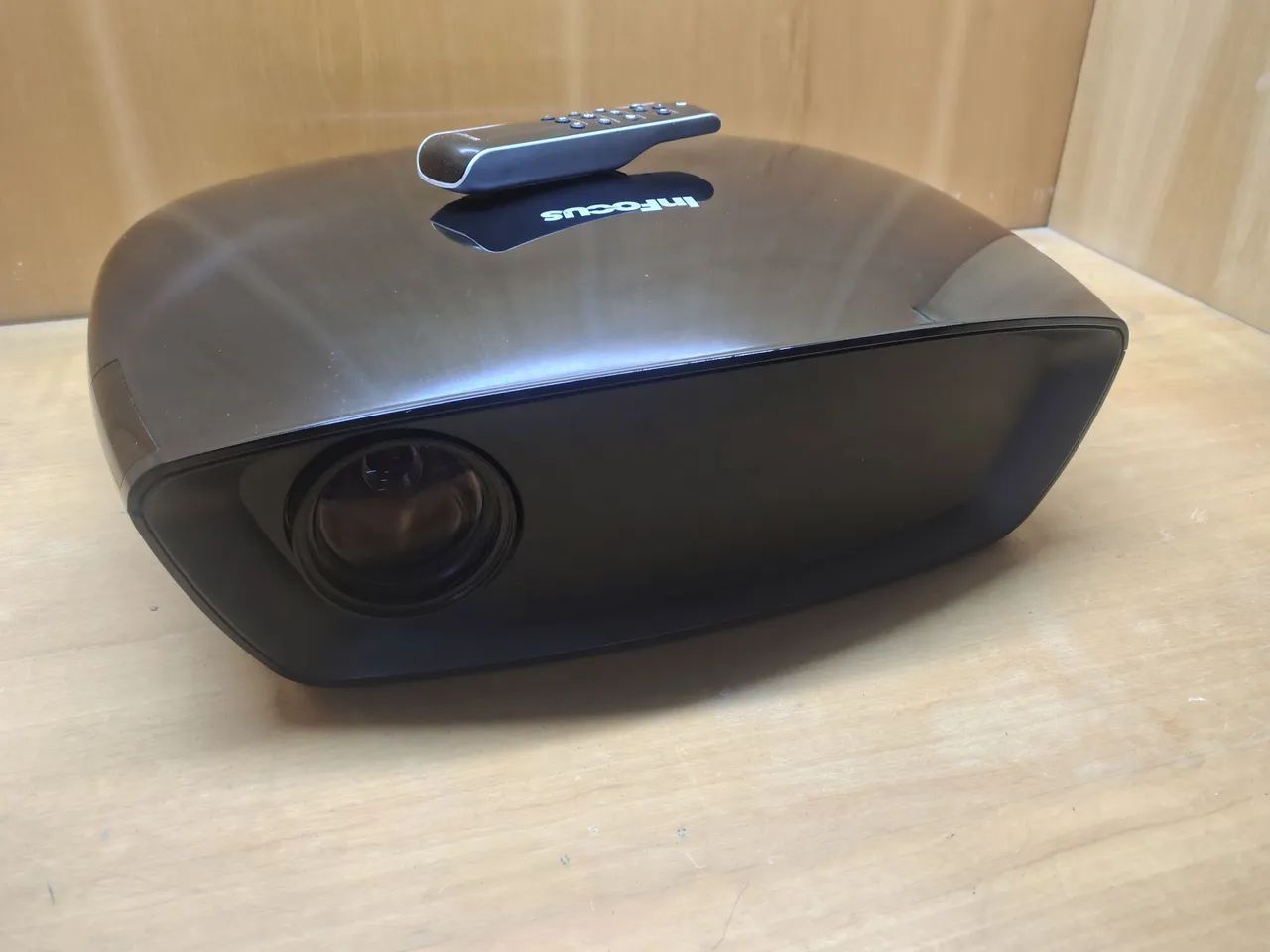 Projetor infocus in82 com controle hdmi