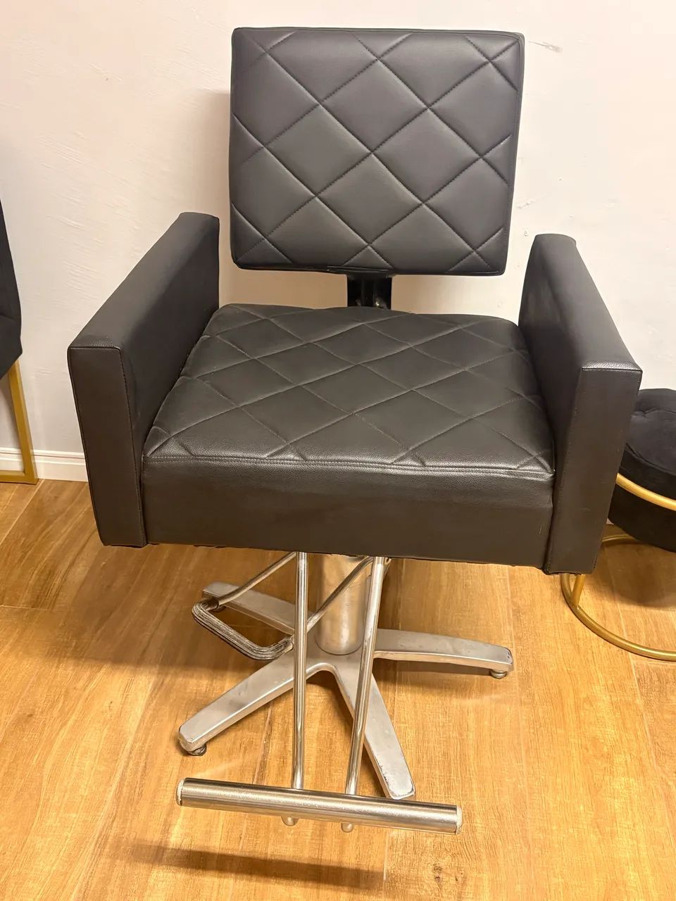 Vende-se cadeira e lavatório com aquecedor 