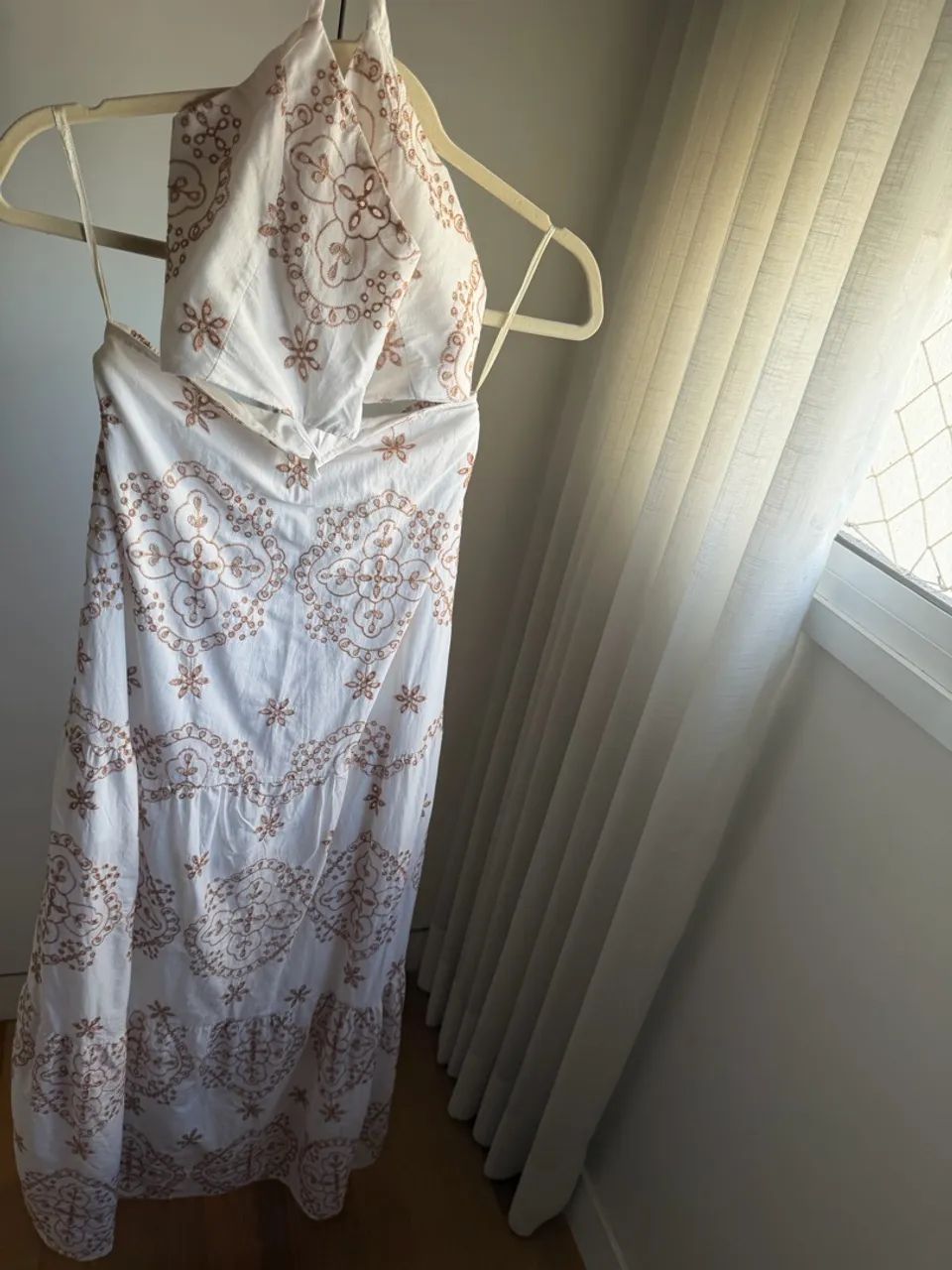 Vestido longo estampado com decote