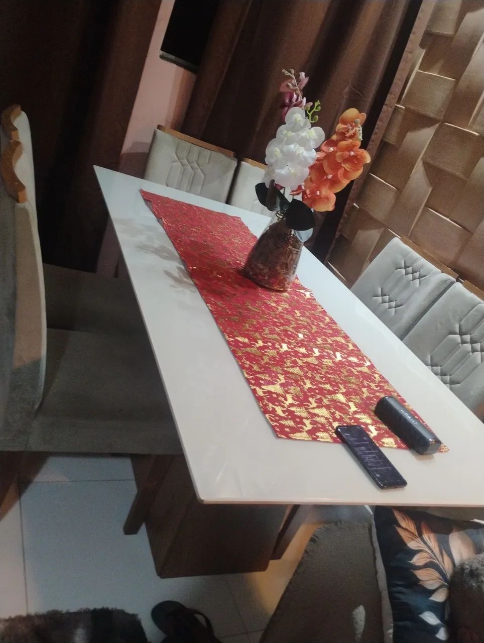 Vendo uma mesa de seis cadeiras de luxo