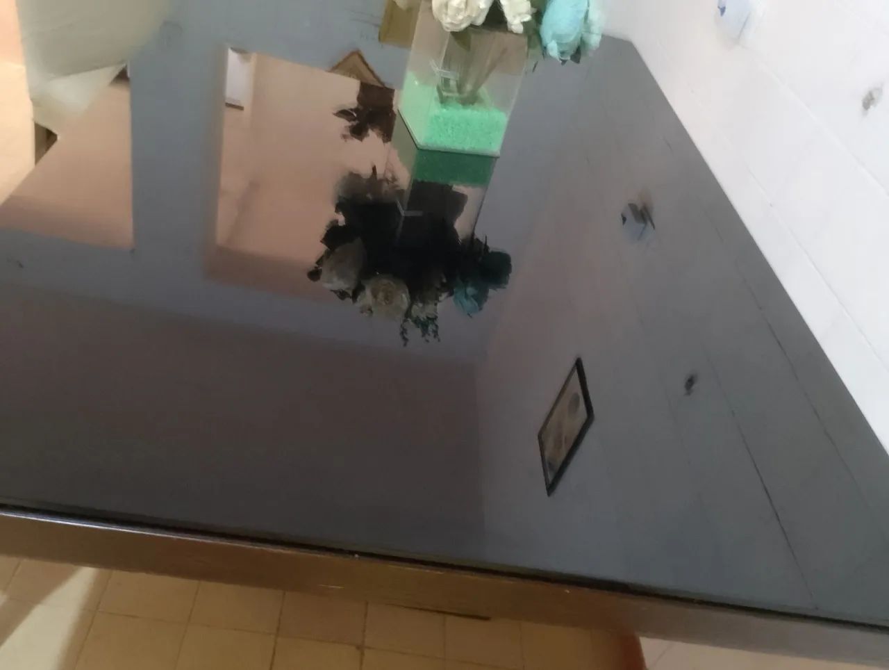 Mesa e 3  cadeiras as duas poltronas amarelas estão fora cada uma é $ 99,00 - Foto 4
