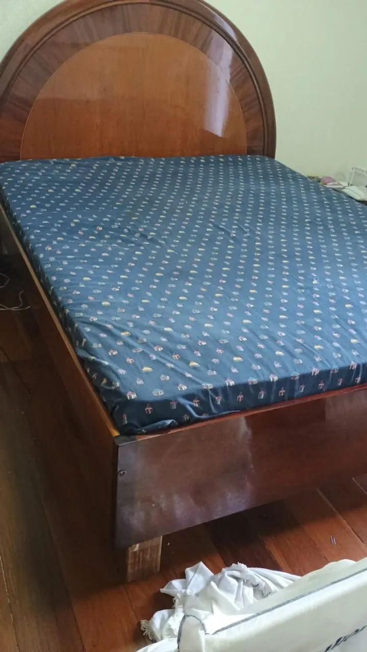 Cama de MOGNO queen com colchão e 2 criados mudos  - Foto 2