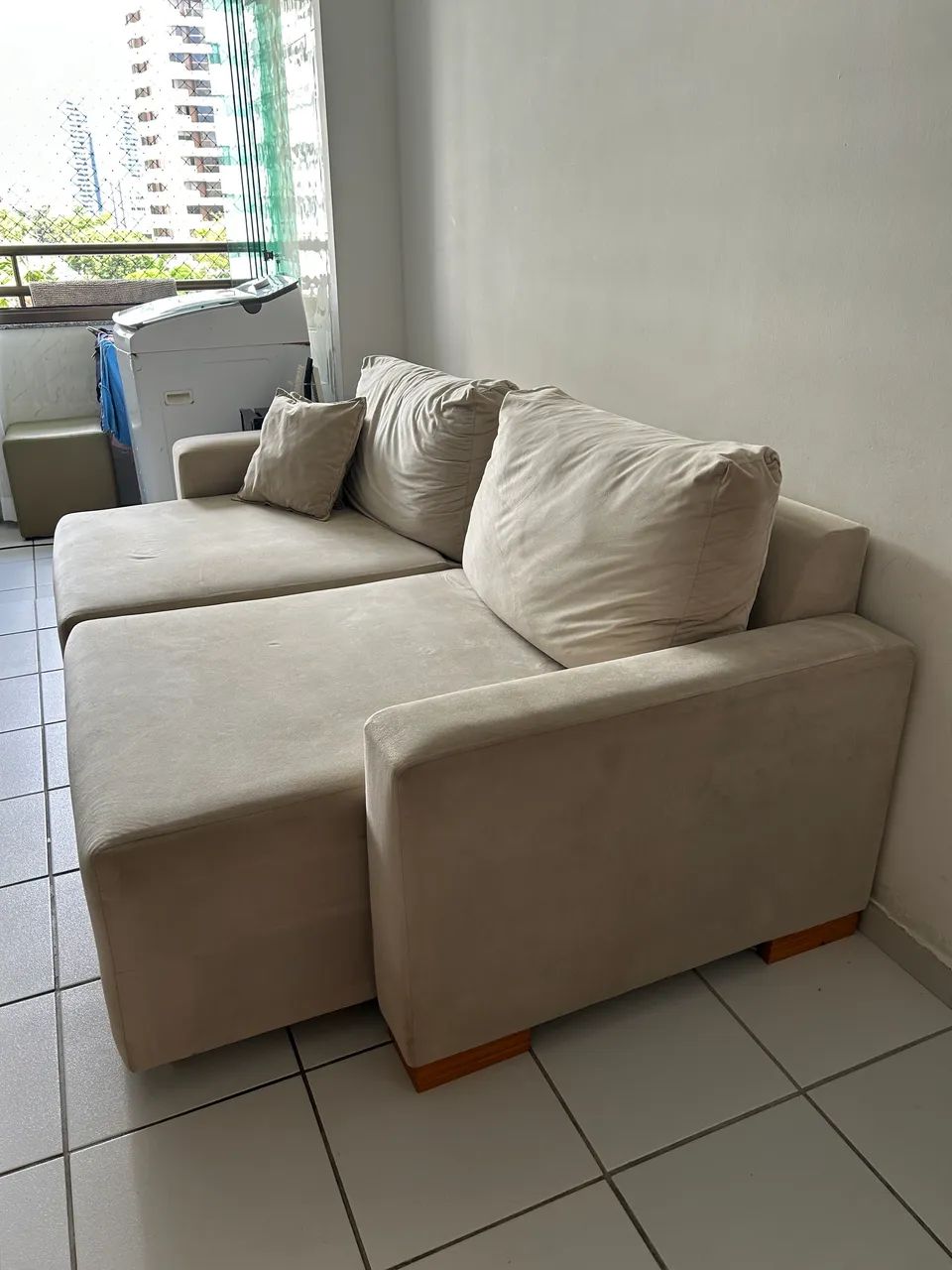 Sofá retrátil bege em suede - Foto 3