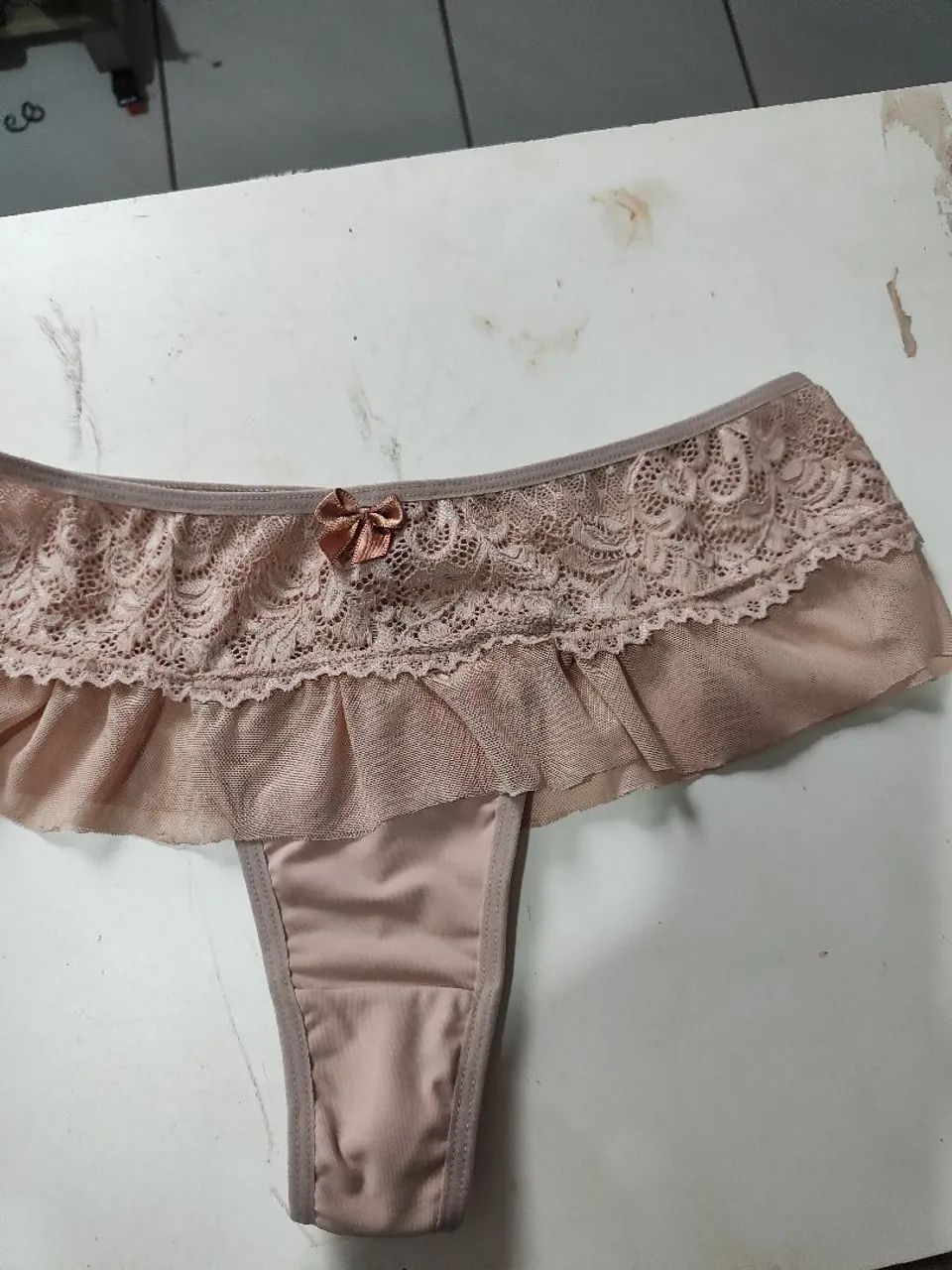Calcinha fio dental em microfibra e detalhes em renda e tule