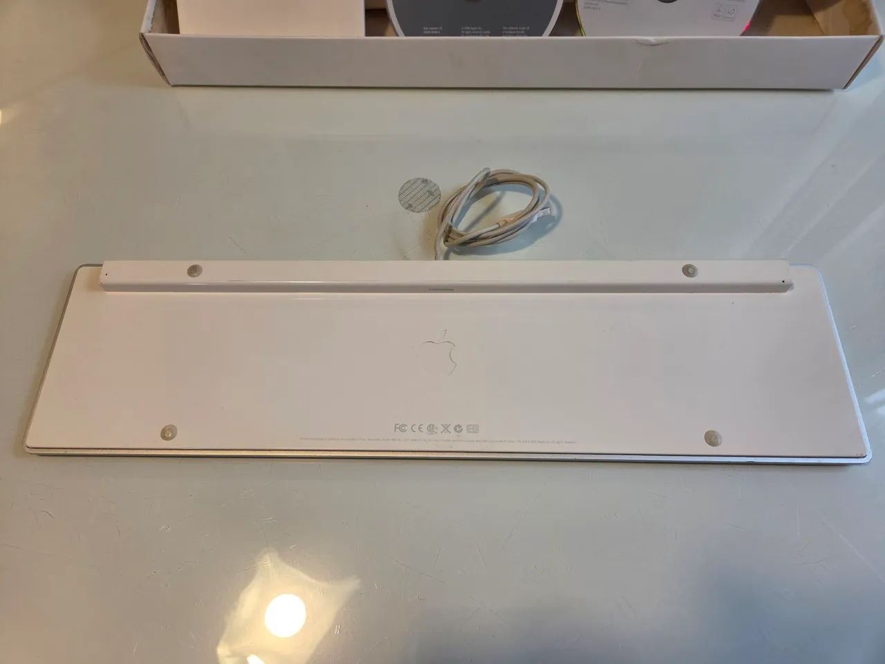 Vendo teclado Apple original na caixa e com CDs de instalação  - Foto 2