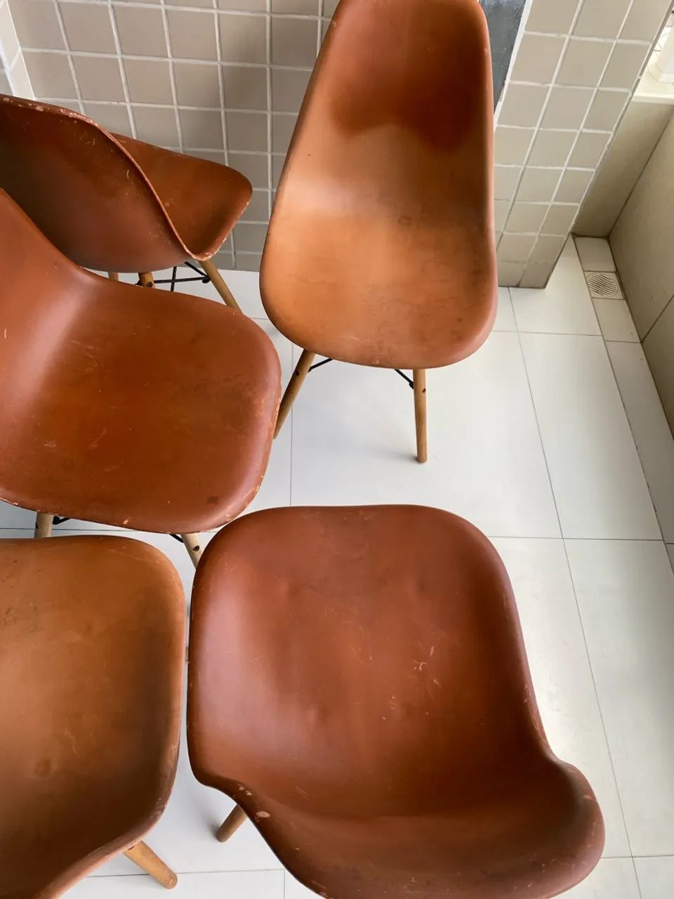 Kit 5 Cadeiras Estilo Eames com Pés de Madeira - Foto 5