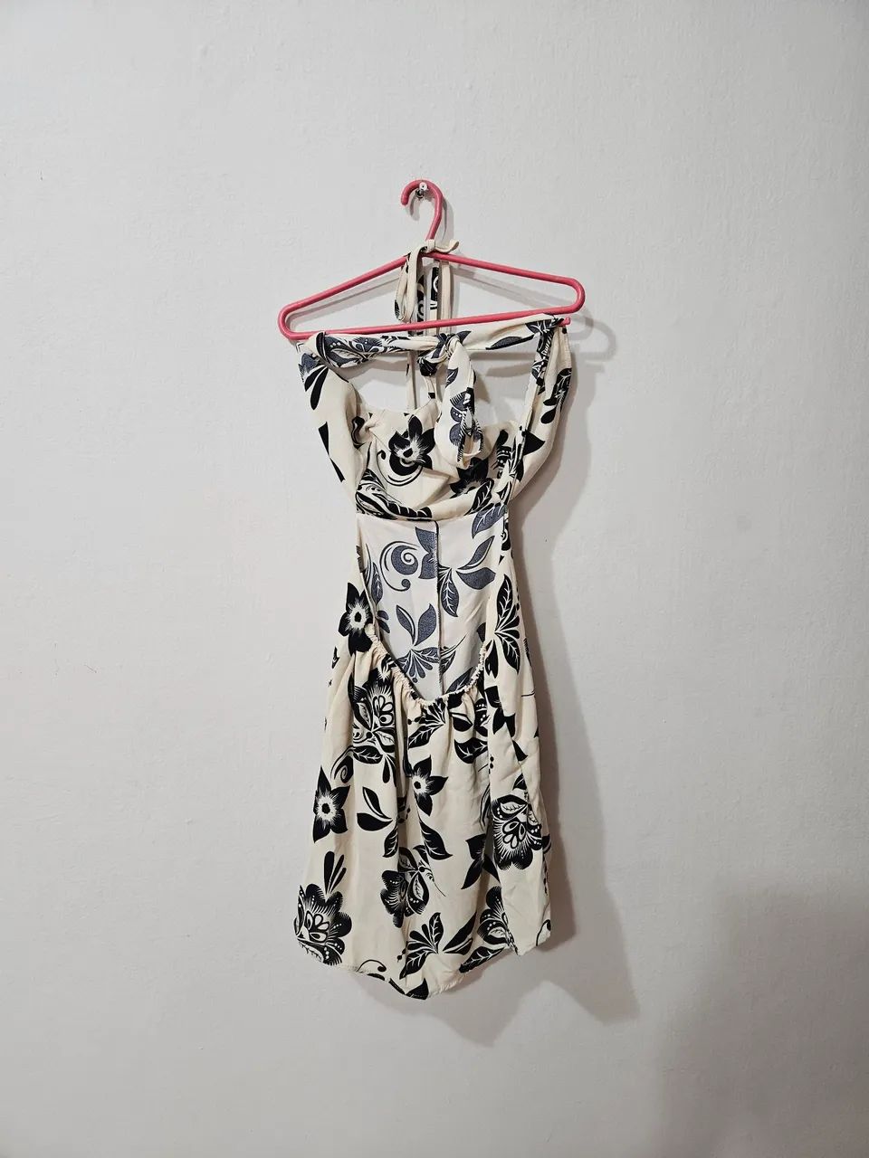 Vestido florido bege claro e preto - Foto 2