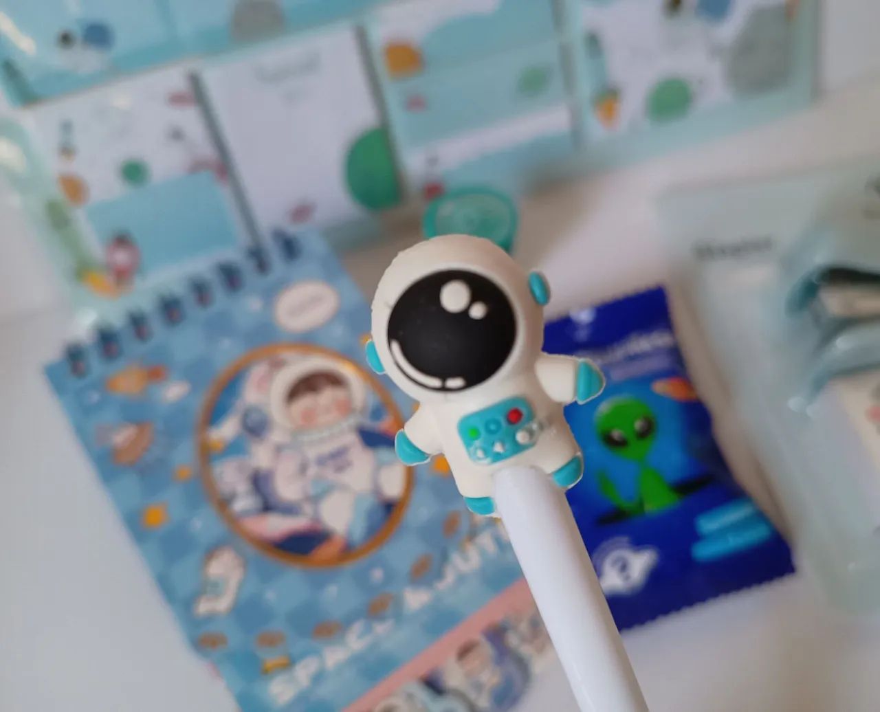 Kit Papelaria Azul com Tema de Astronauta e Espaço  - Foto 3
