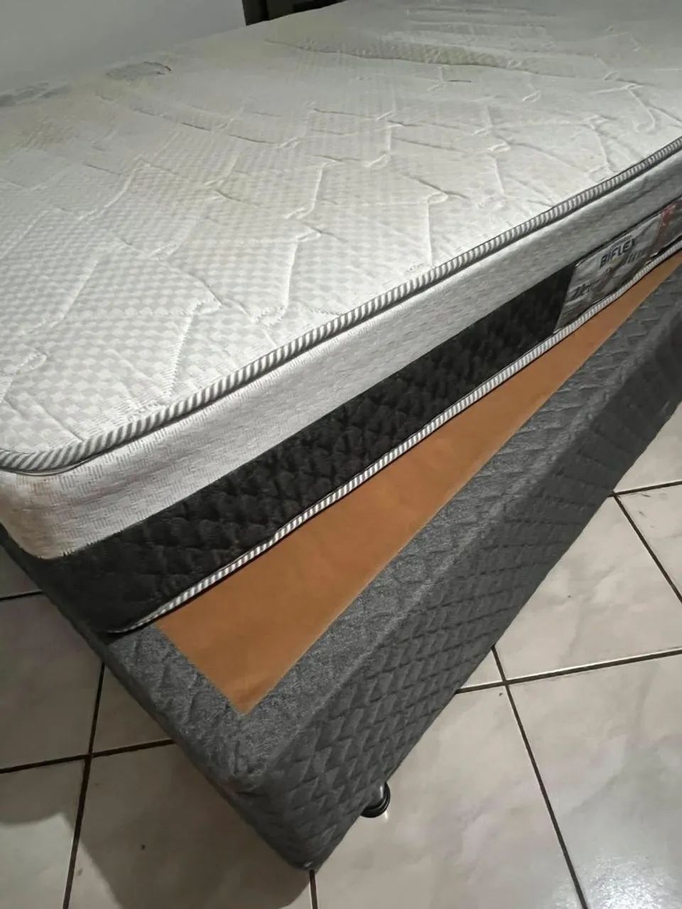 Cama de casal com o colchão. Tem os pes.  - Foto 3
