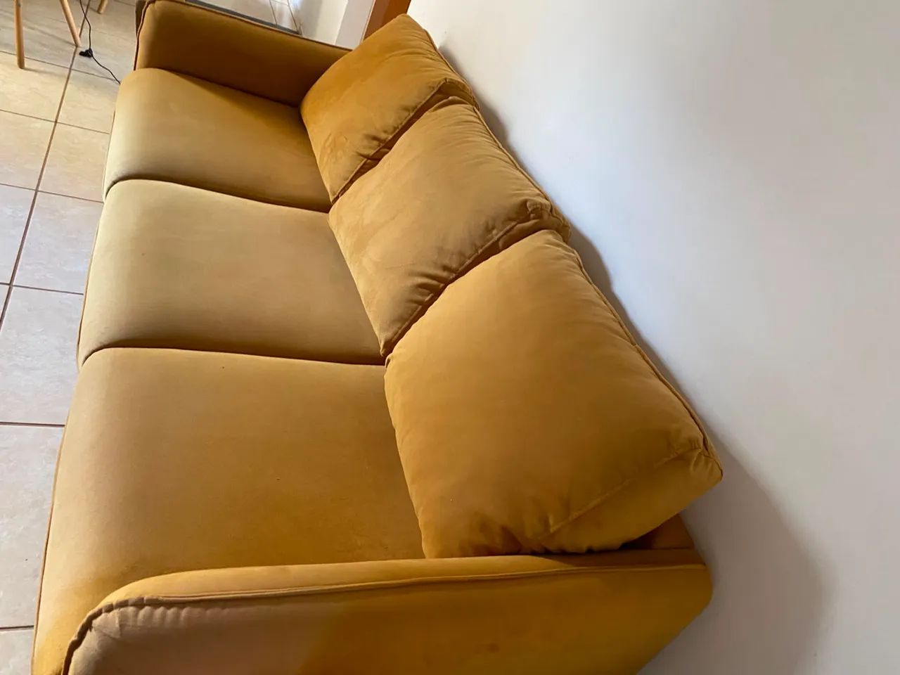 Sofá 3 Lugares Mostarda Amarelo - Confortável e Espaçoso - Foto 2