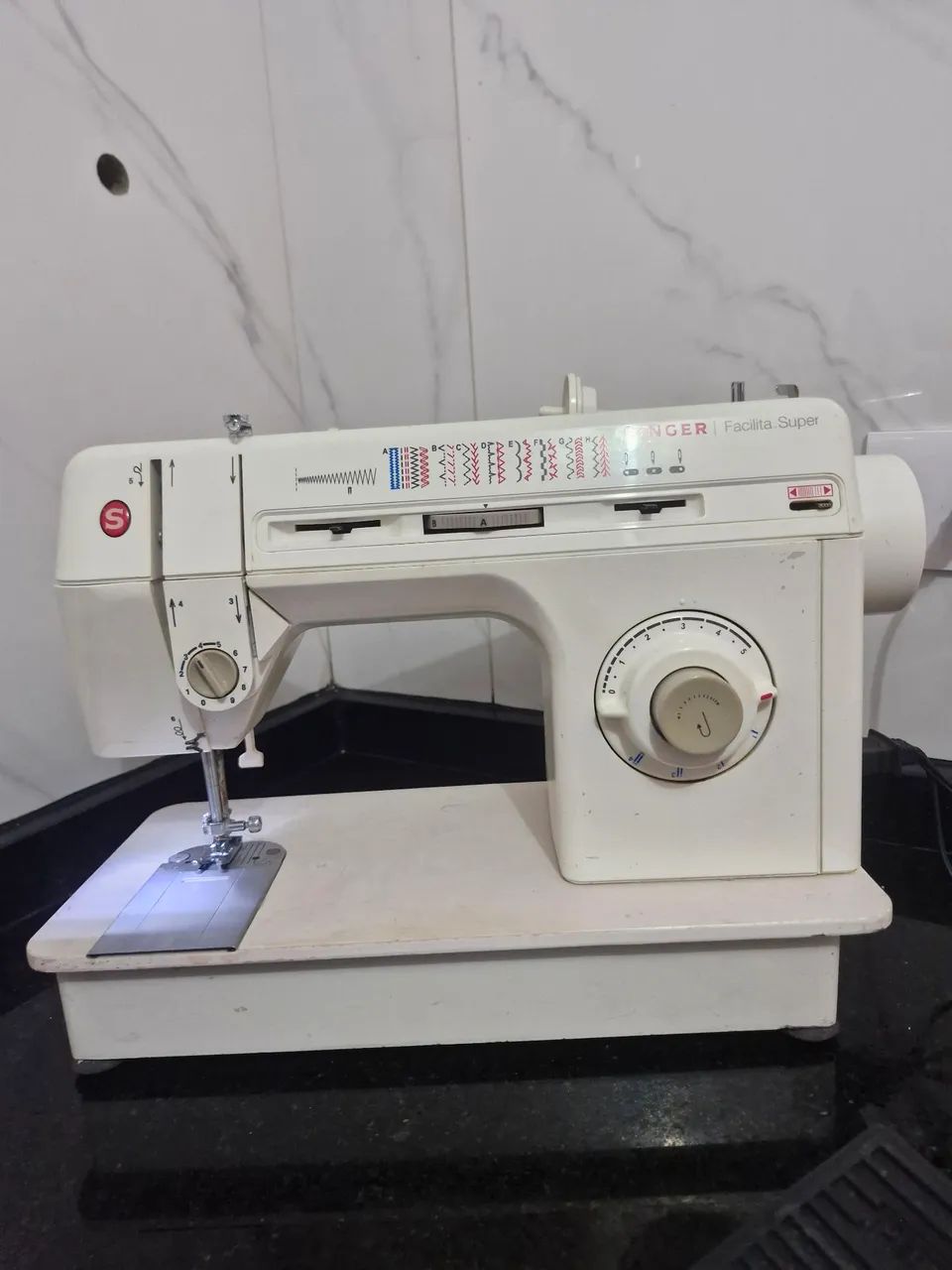 Máquina de costura singer facilita 