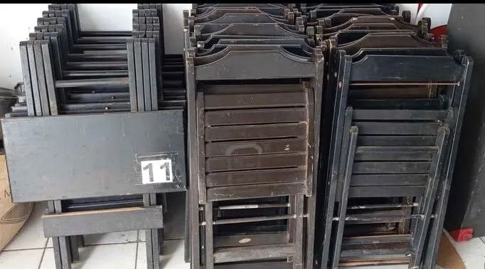 Mesa com cadeiras de madeira 