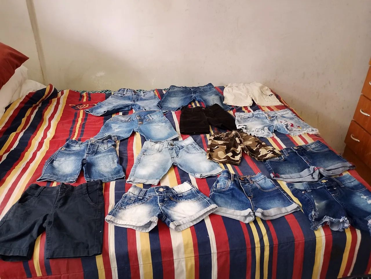 Vende-se shorts  e bermuda jeans cada peça 20 reais  - Foto 2