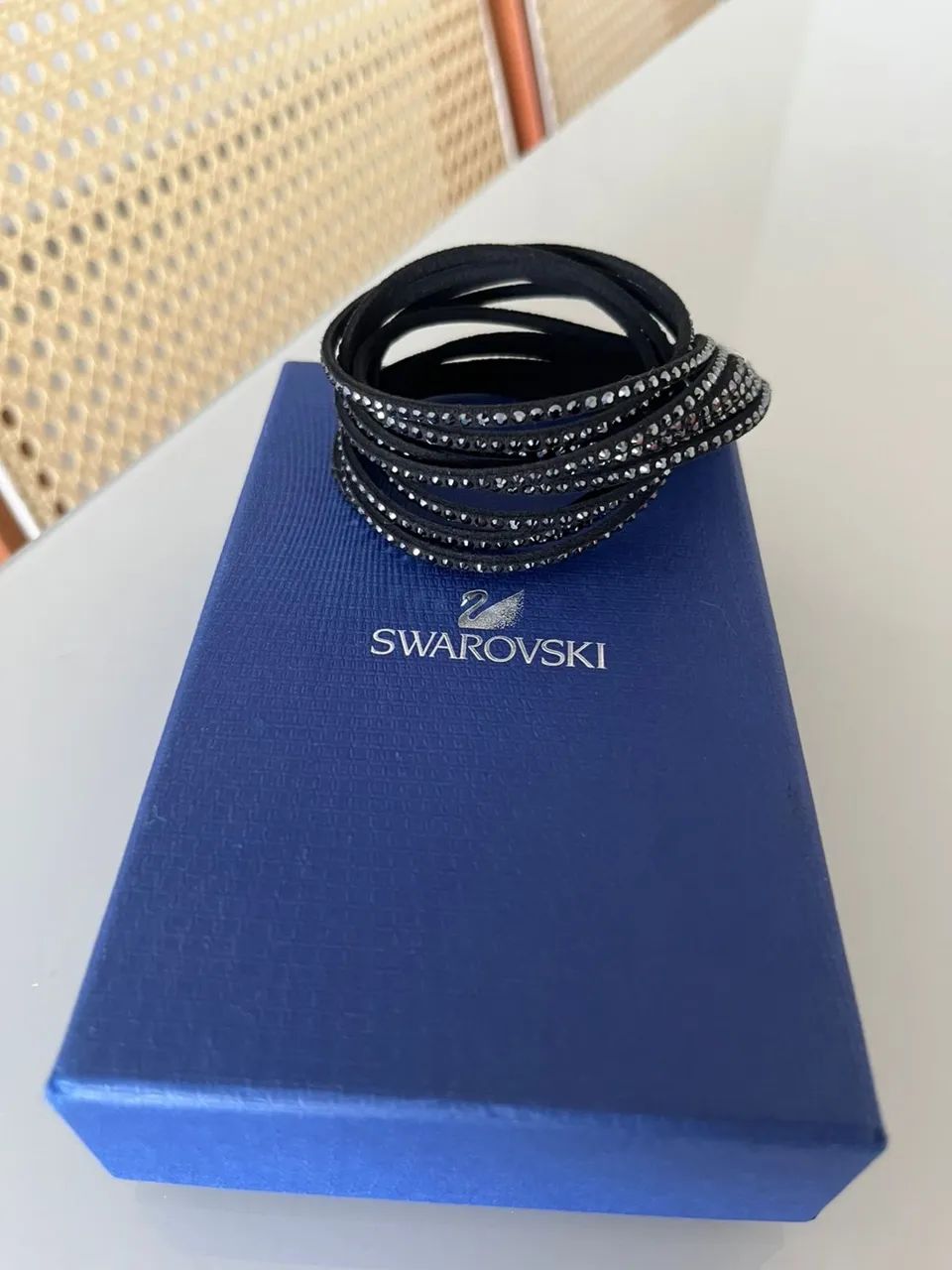 Pulseira Swarovski Slake Wrap camurça preta e bege - Foto 2
