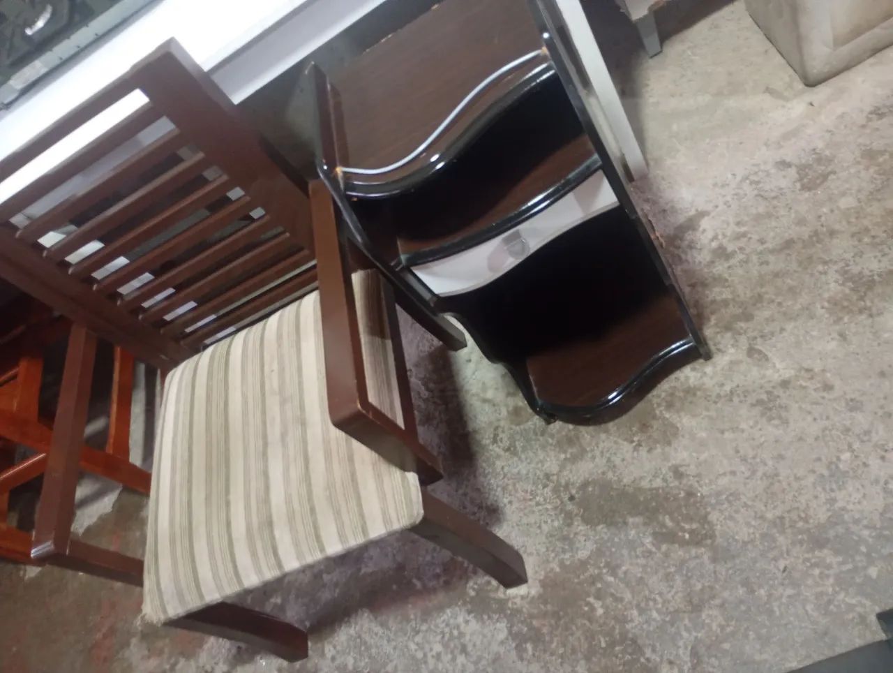 Kit cadeira com criado mudo 150 reais 