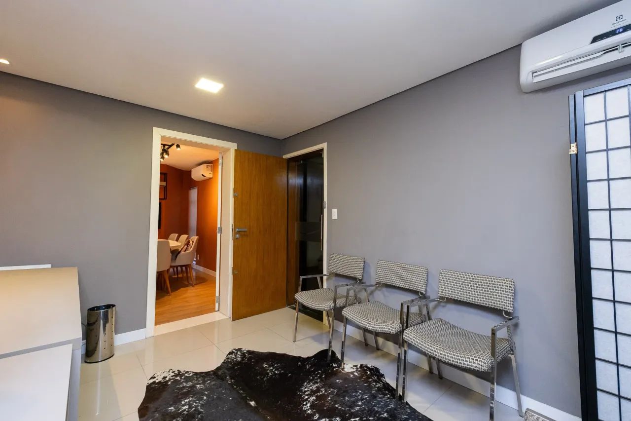 Sala comercial à venda no Edifício Jatobá, Centro - 90 m², totalmente reformada, com móvei - Foto 2