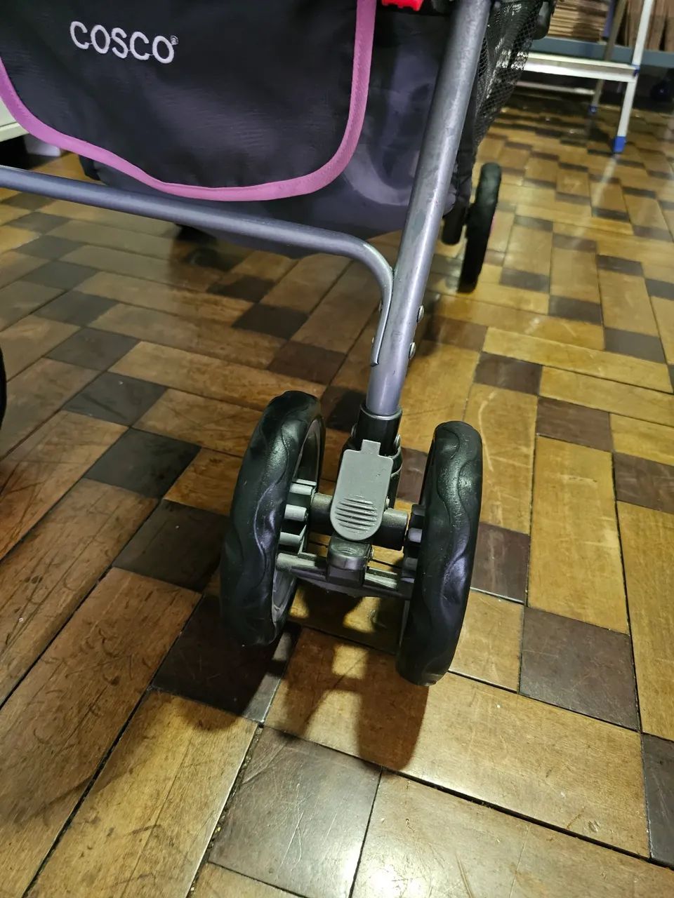 Carrinho de Bebê Cosco Rosa e Cinza Semi Novo - Foto 5