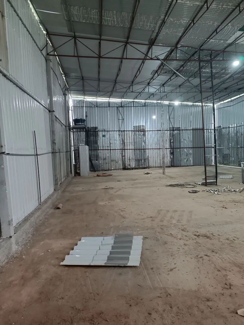 Barracão de 240m2 com banheiro pe direito de 5mt com patio