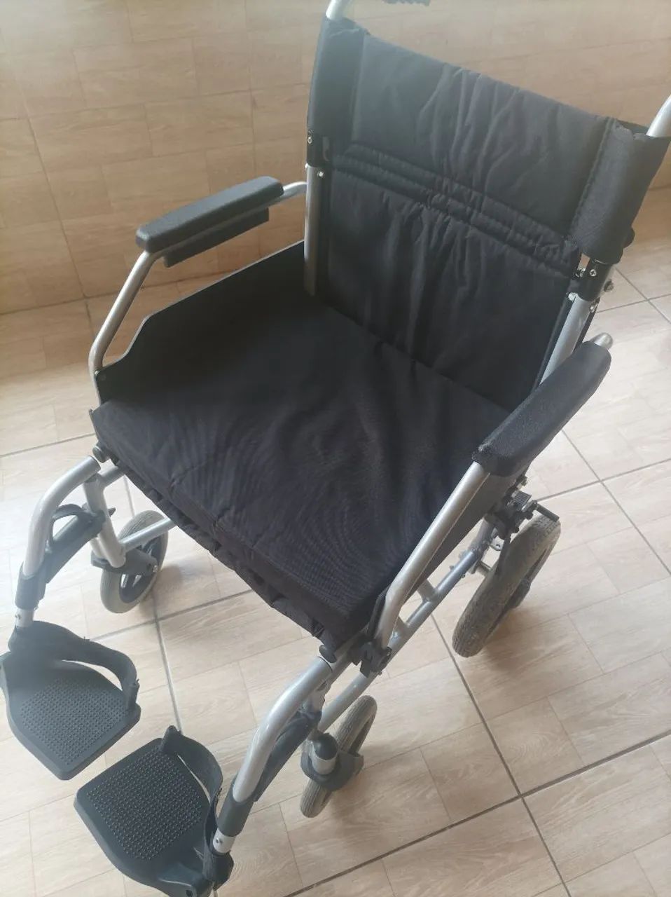 Vendo cadeira de Roda 