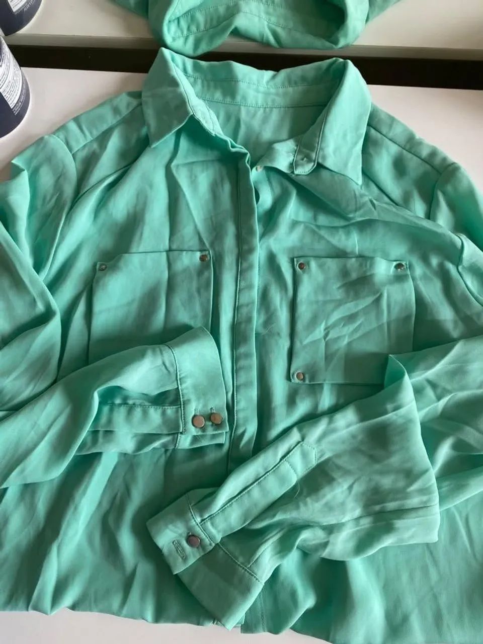 Blusa social de maga verde água 