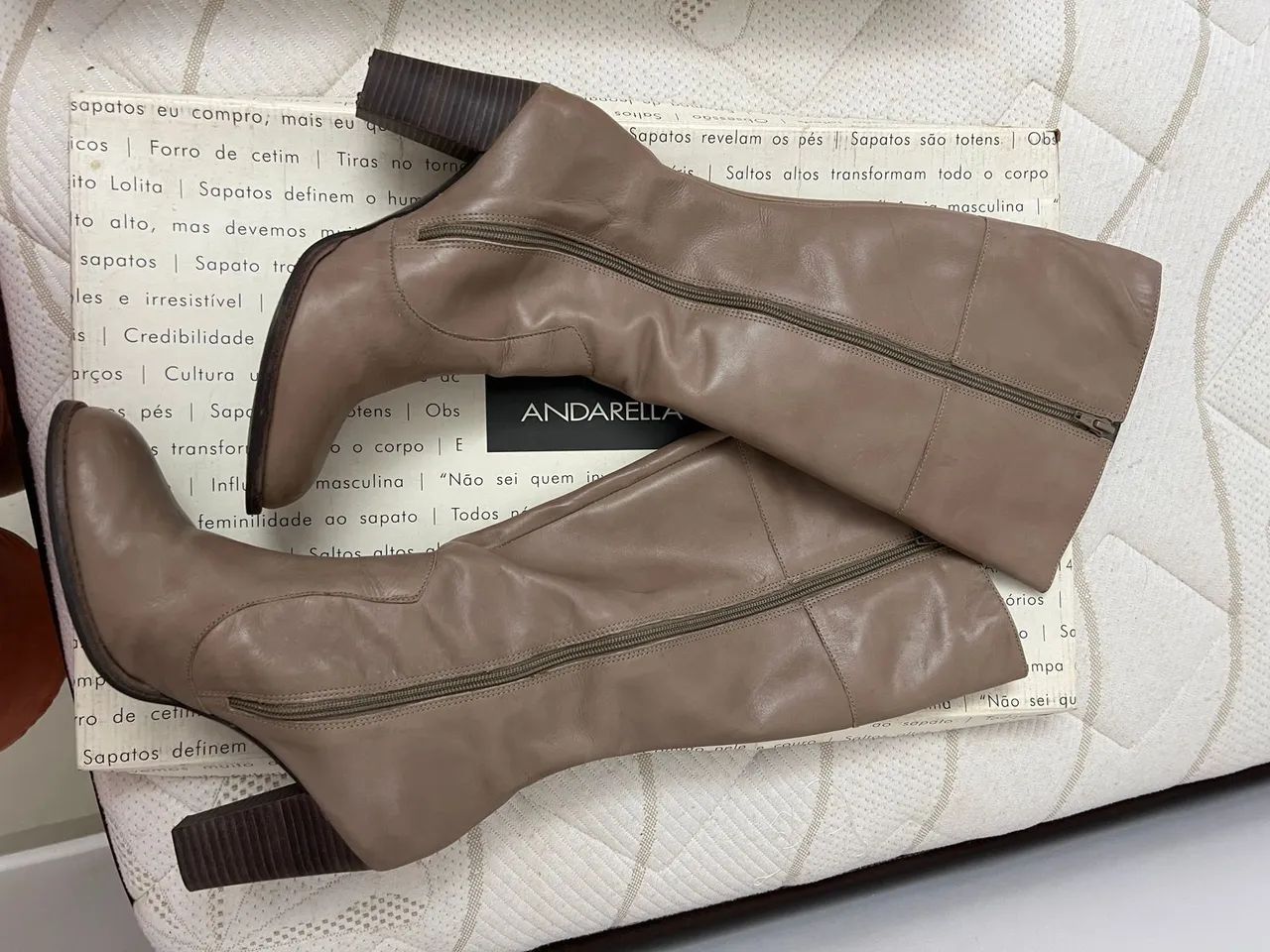 Bota Andarella nude <br>da, bem conservada, usada poucas vezes.<br>Cor ebano/nude.<br>N° 39.<br>180,00 - Foto 4