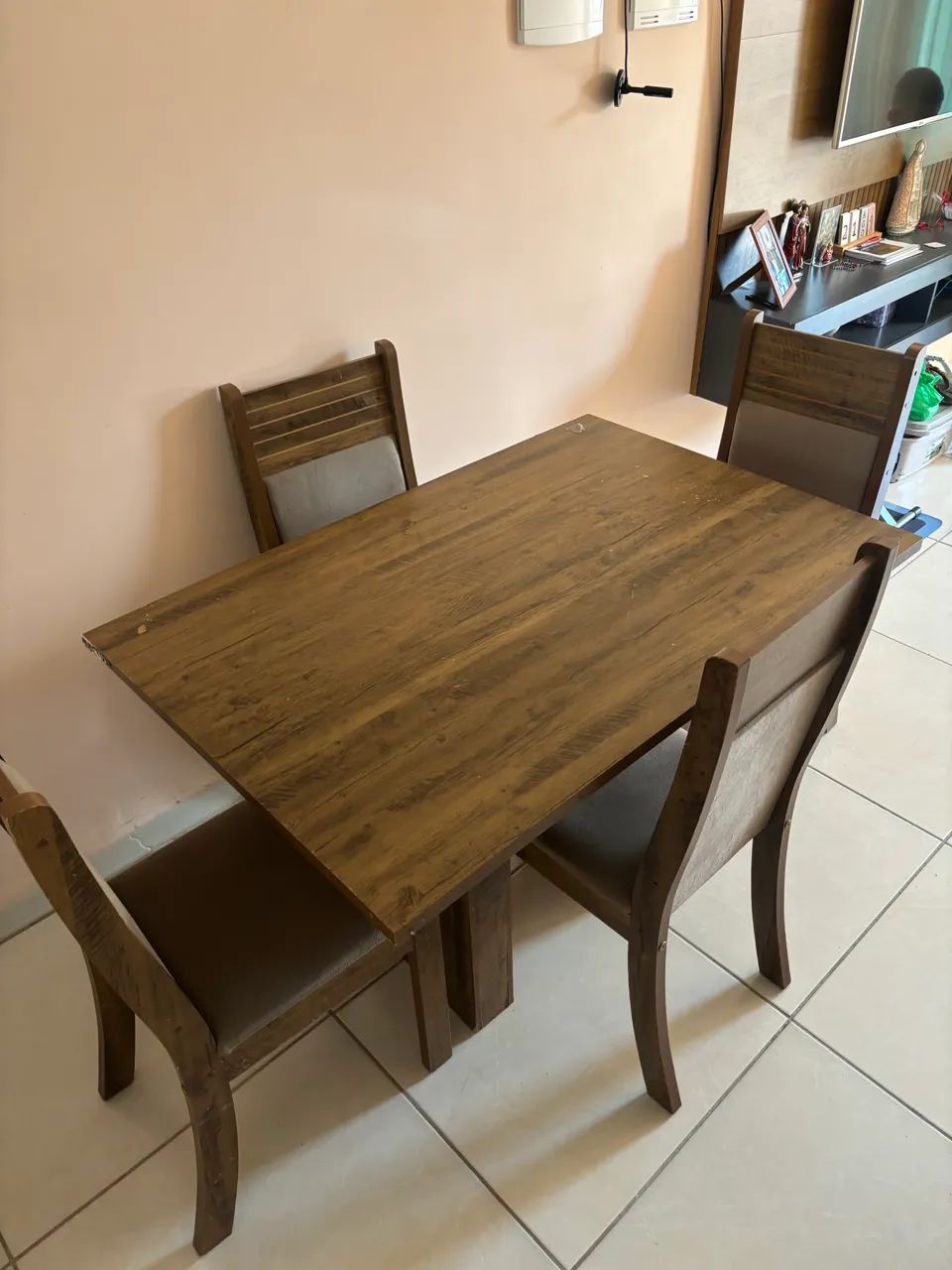 Vendo mesa com 4 cadeiras 250 reais