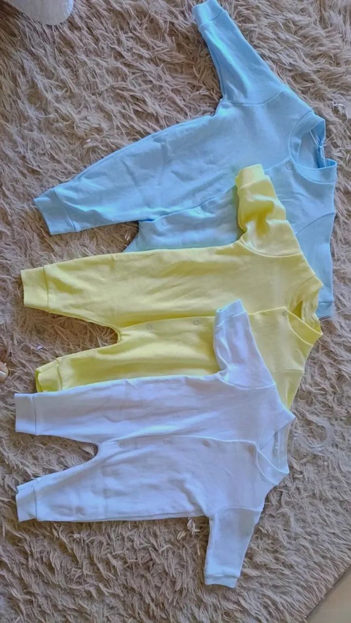 Macacão unissex. Os 3 por 30,00. Veste até 3 meses