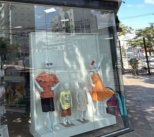 Painel móvel com canaletado de um lado e vitrine com tablado de outro - Foto 2