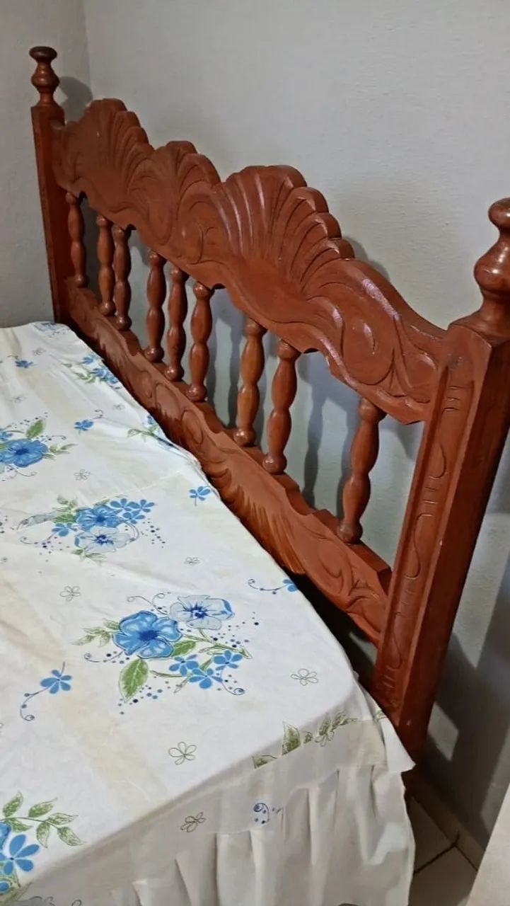 Cama de casal com colchão.