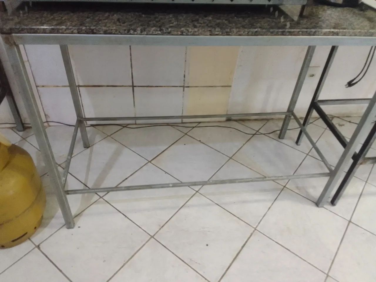 Bancadas base de ferro e mármore 