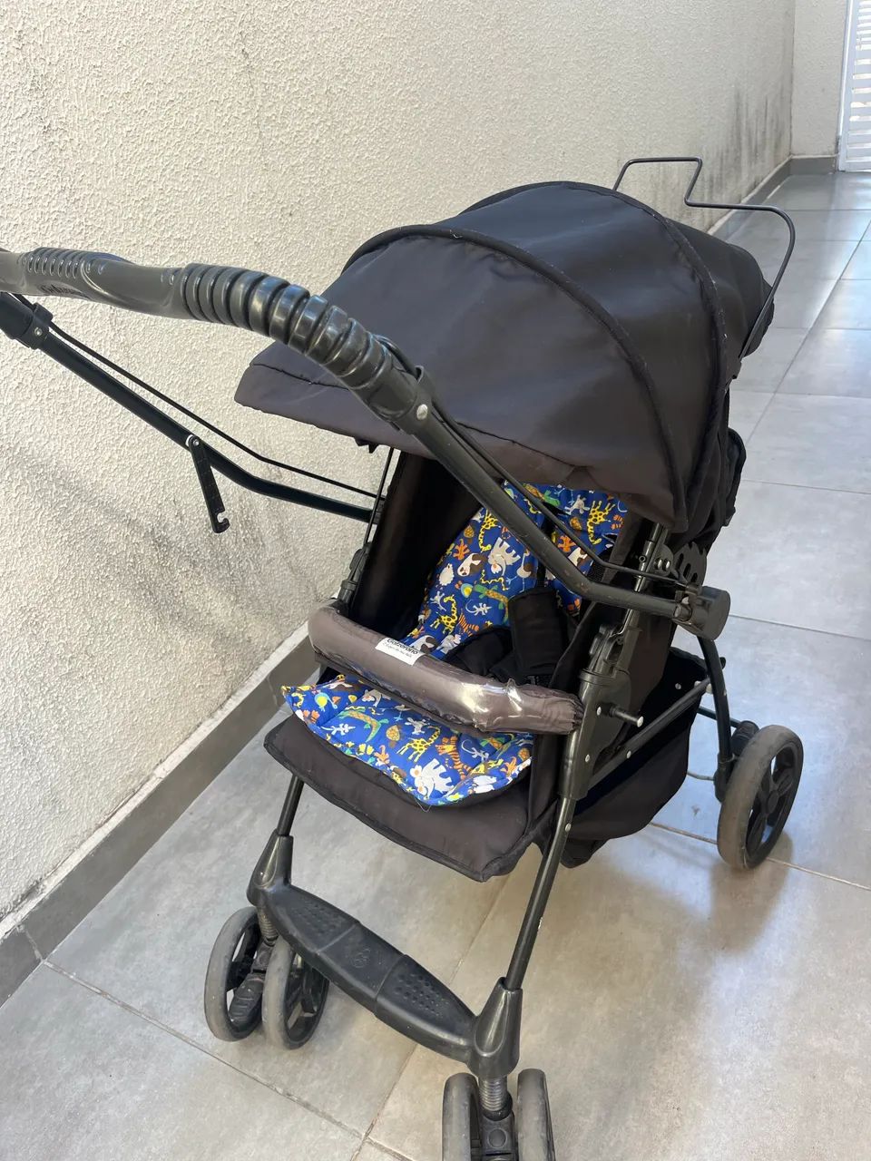 Carrinho de bebê com acolchoado safari azul  - Foto 3