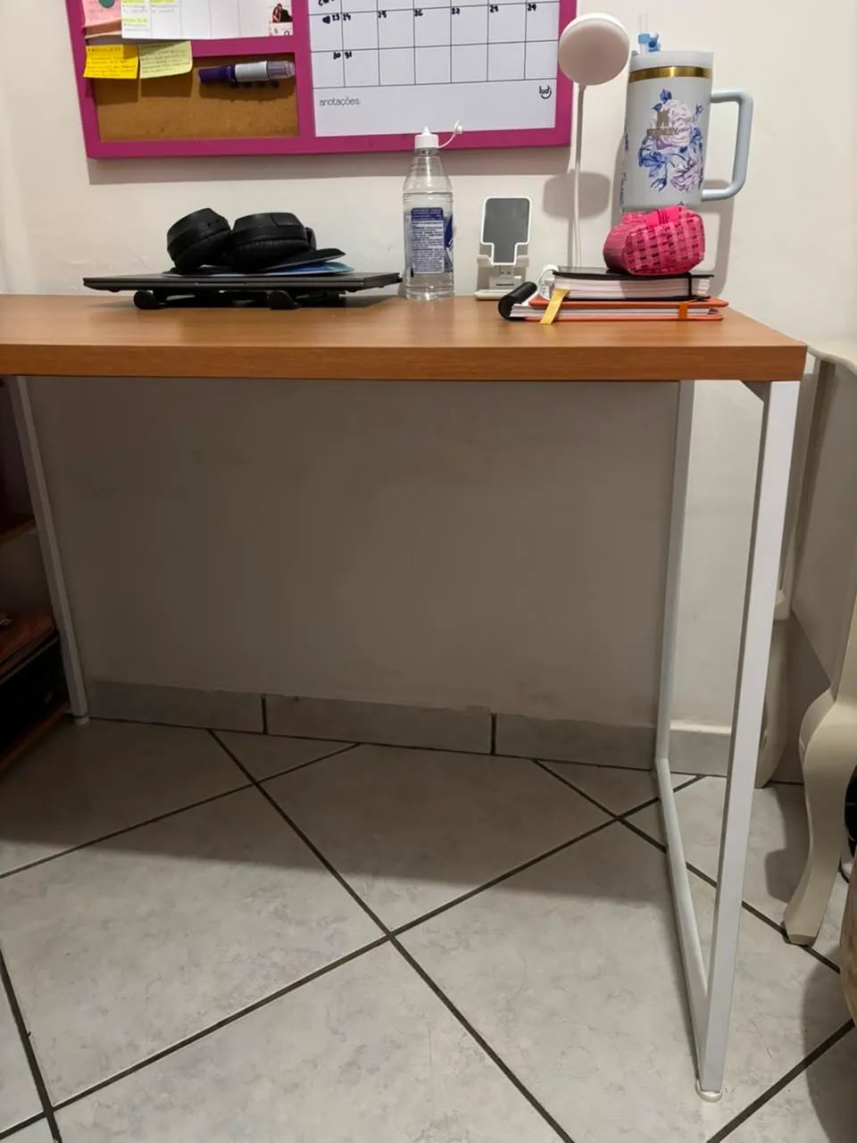 Escrivaninha com estante 