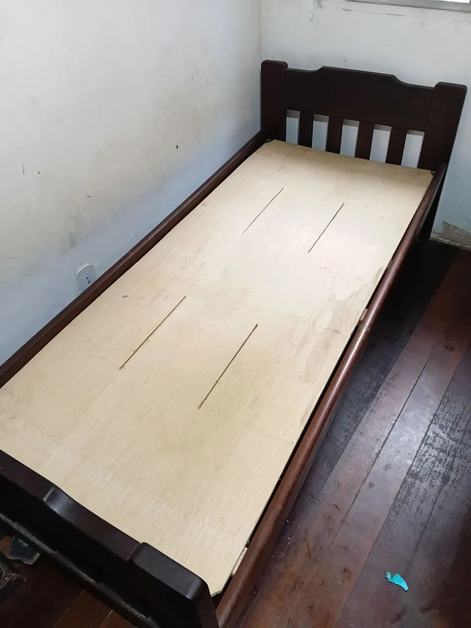 Cama de solteiro de madeira de lei maciça