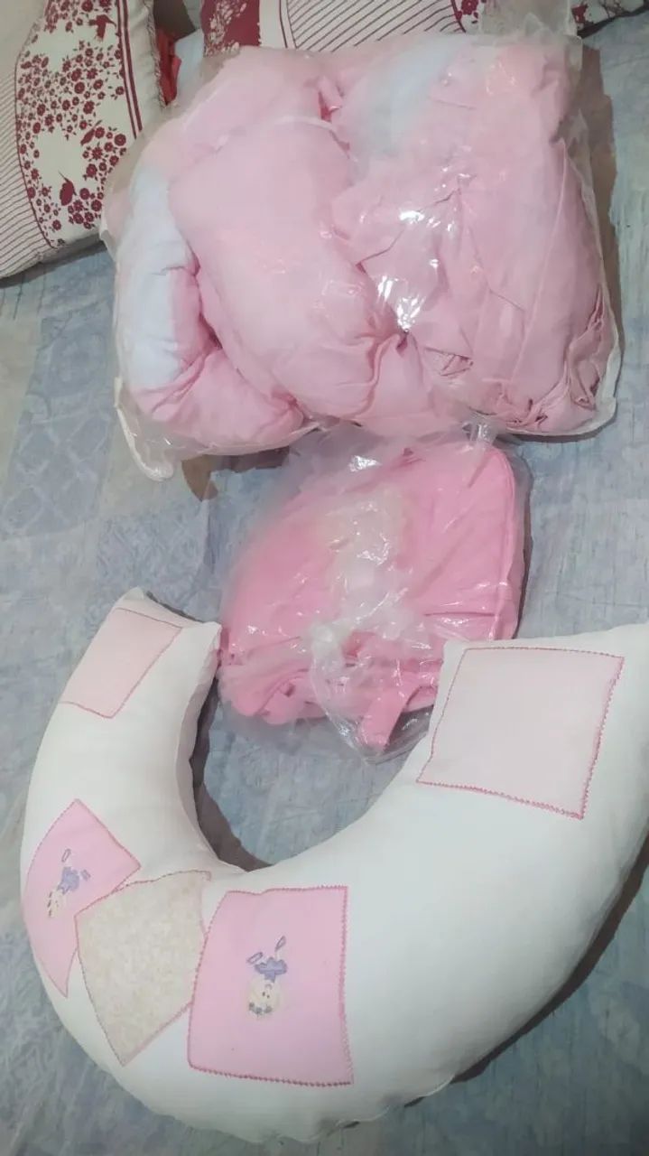 Kit de bolsas maternidade e kit de berço e almofada amamentação 