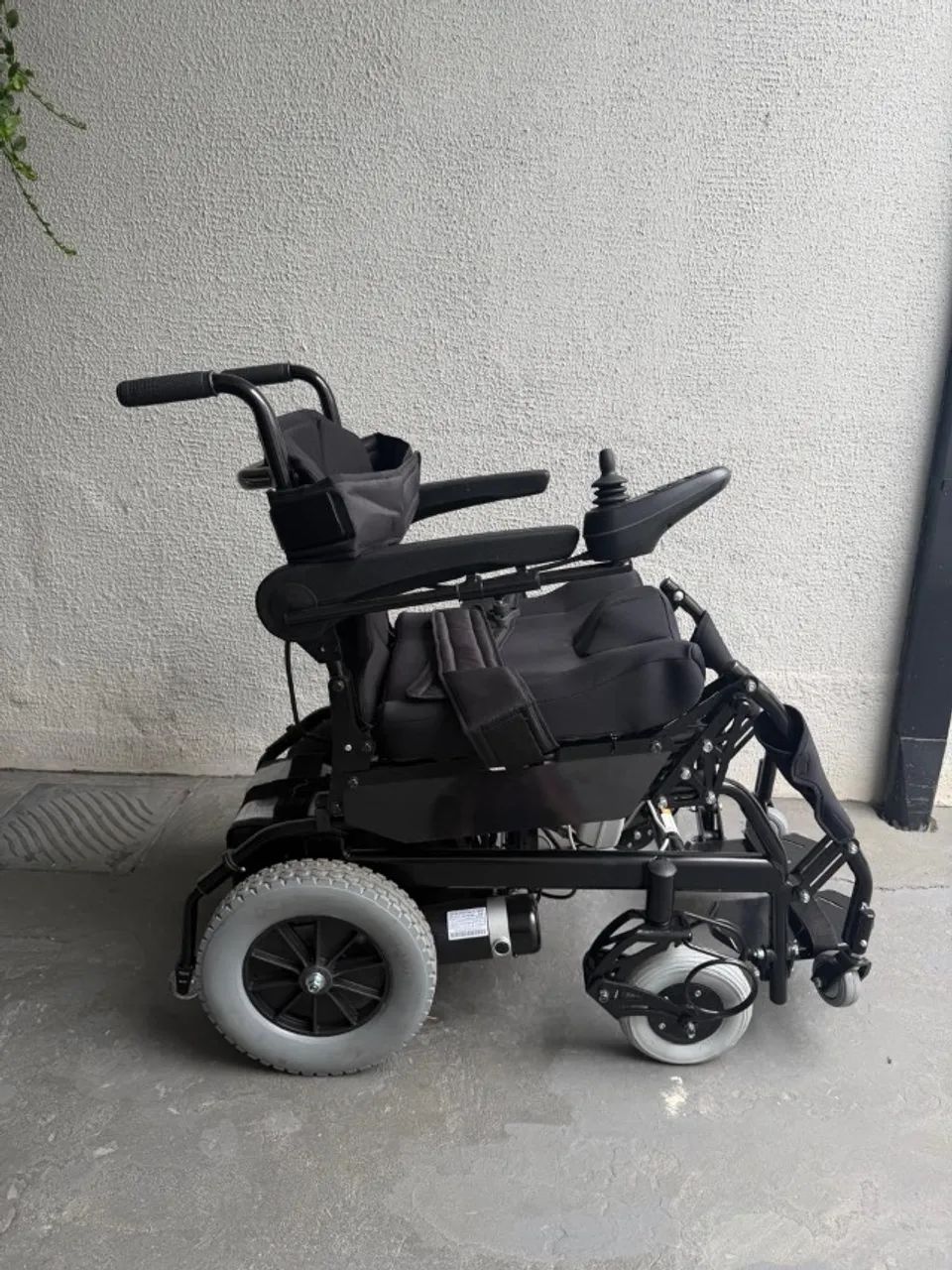 Oportunidade - Cadeira de rodas Jaguaribe Stand-up motorizada 44cm Com nota fiscal - Foto 4