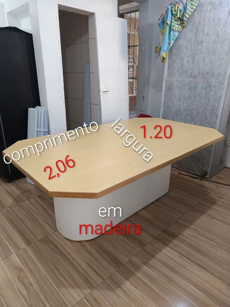 Mesa de reunião em madeira 