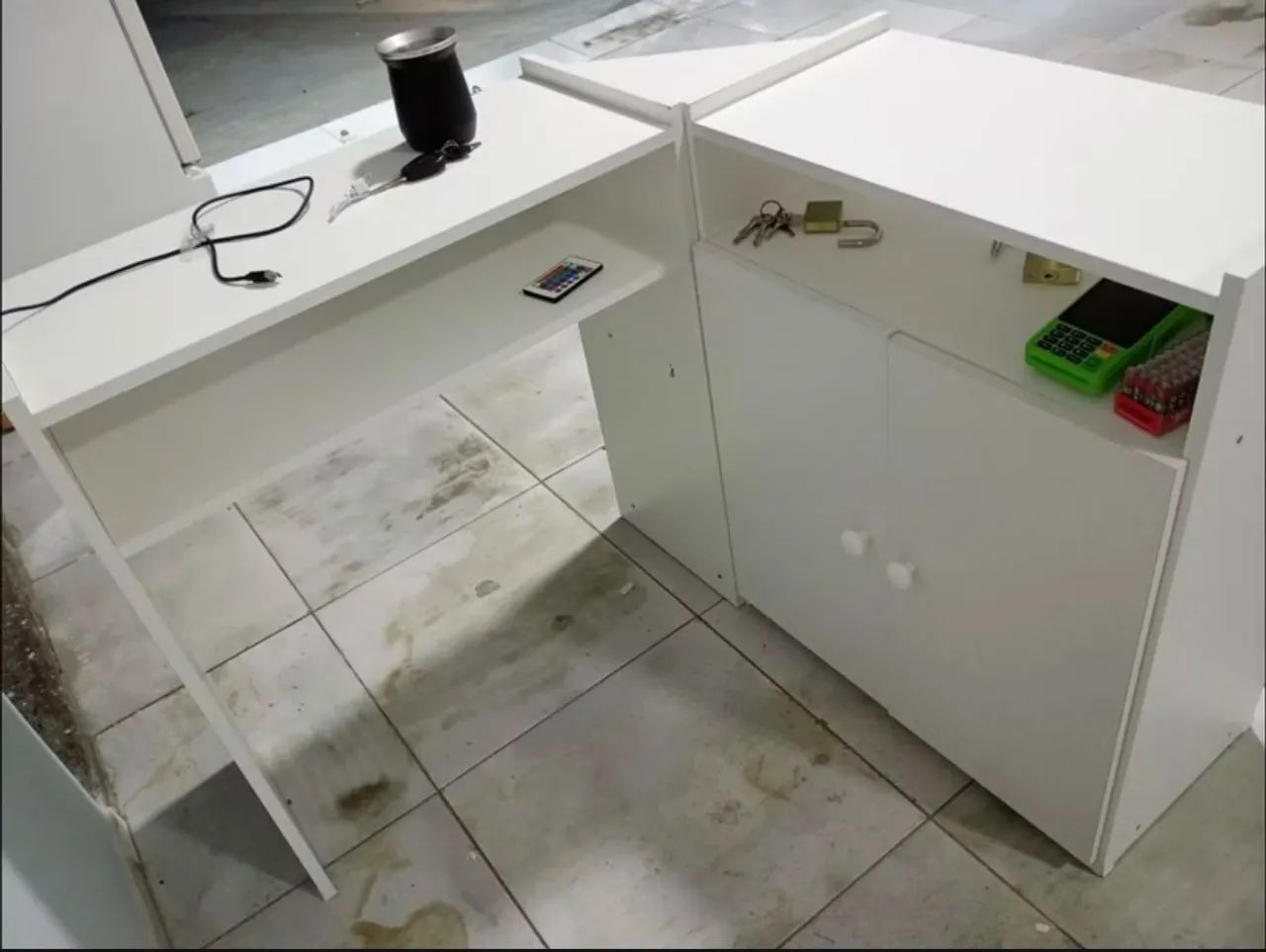 Vendo mesa de manicure em L