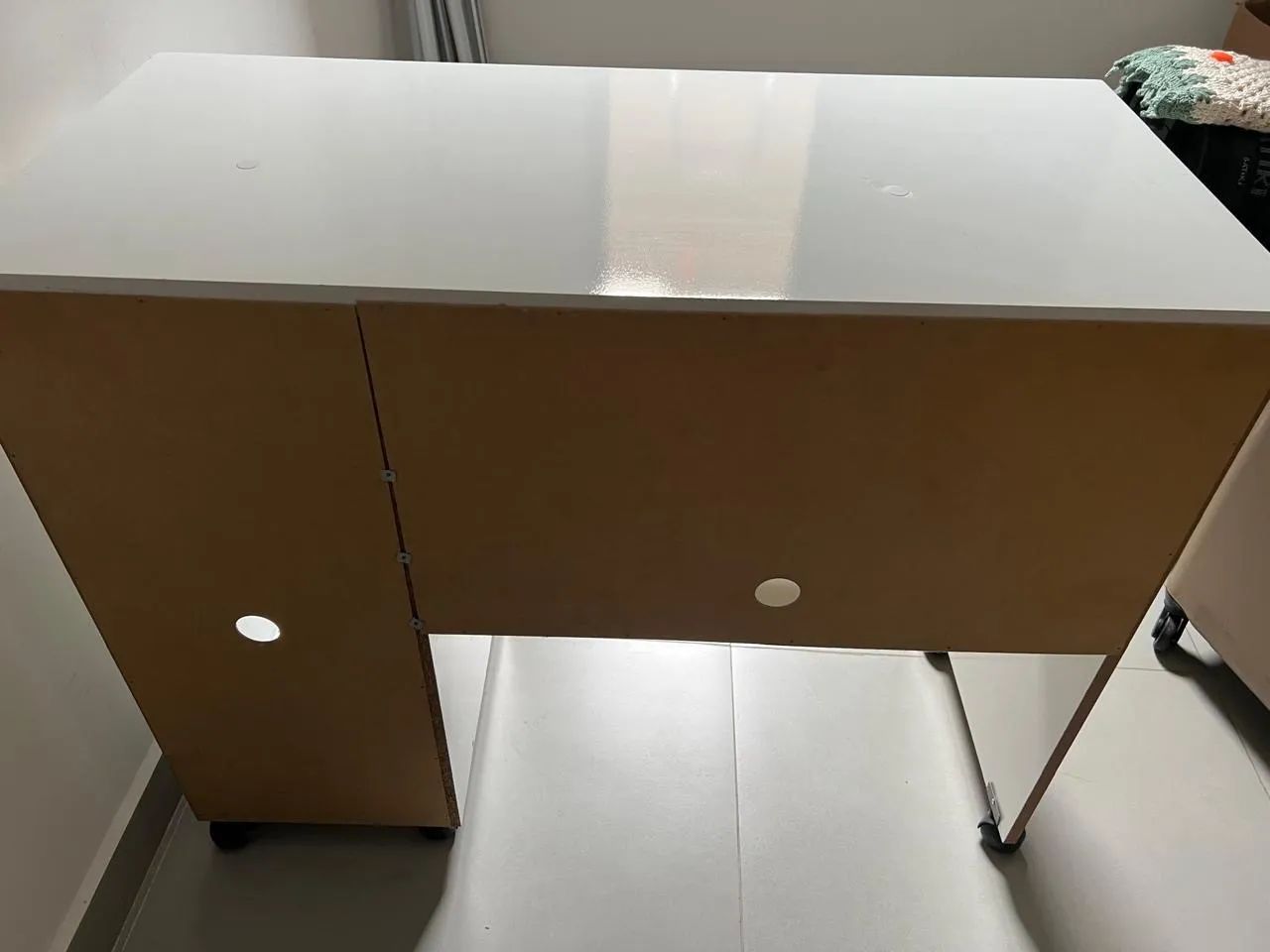 Escrivaninha branca com lugar para teclado.  - Foto 3