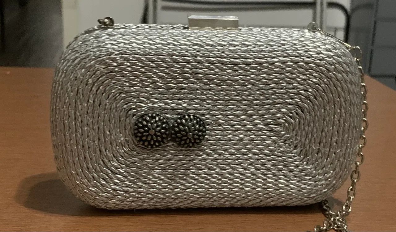 Bolsa prata de mão, para festas, seminova  - Foto 5