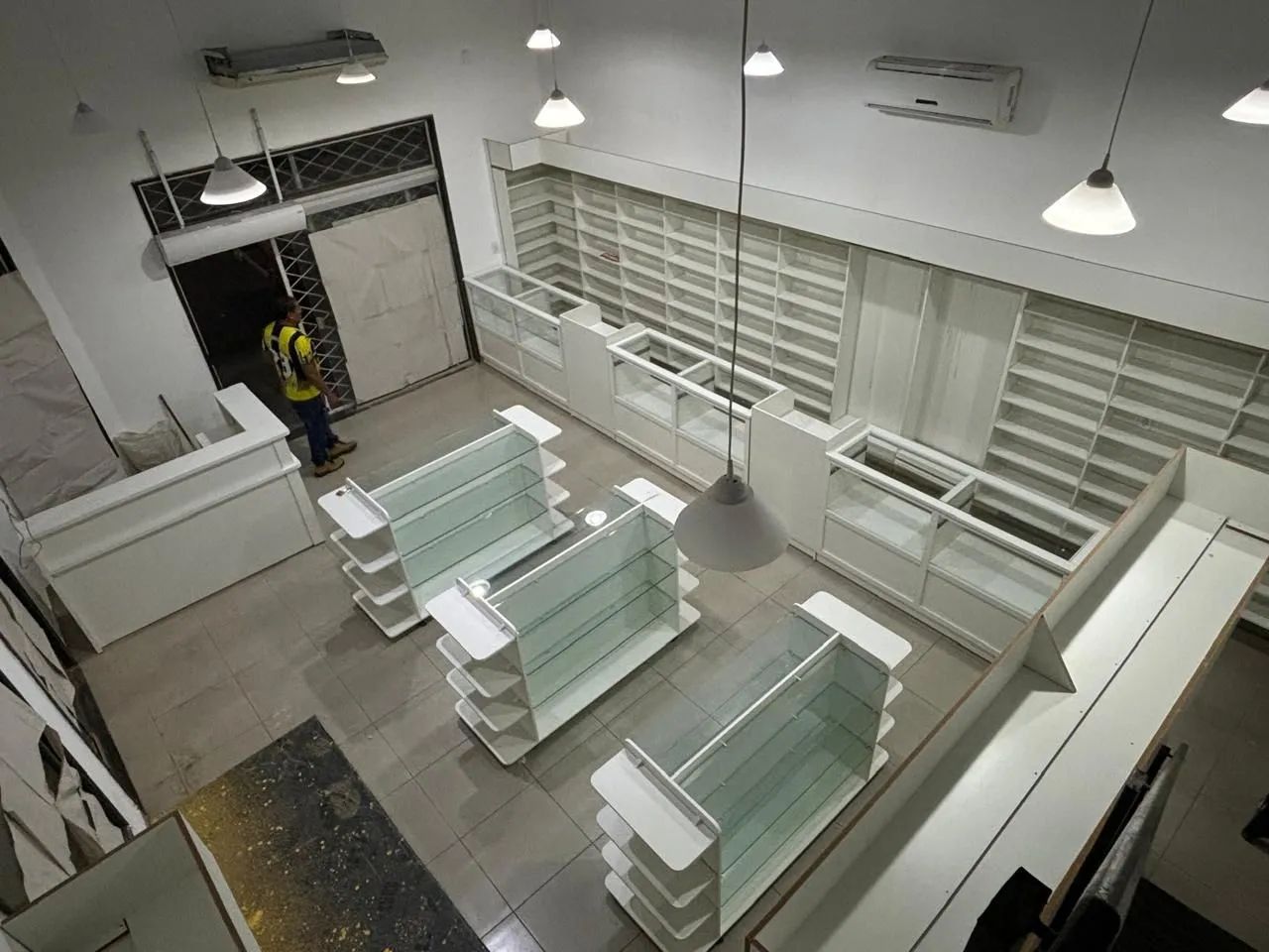 Mobilia e prateleira farmacia 