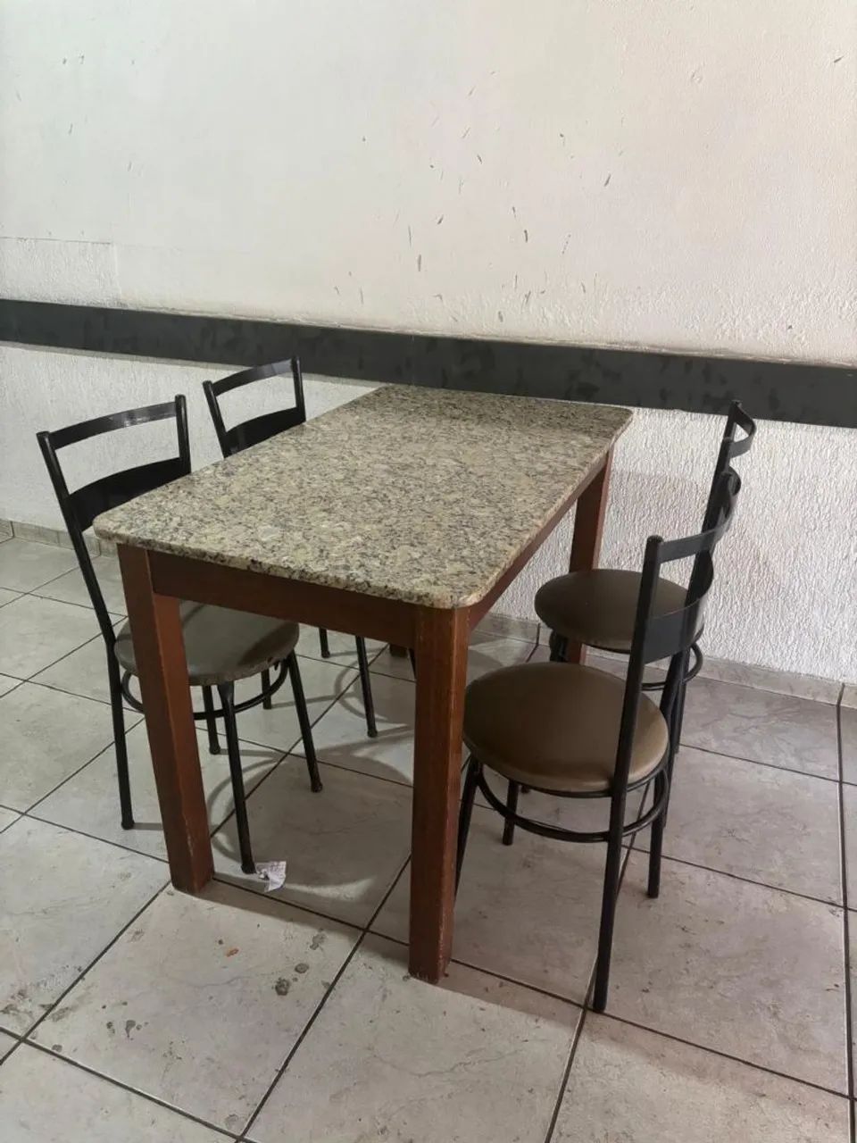 Mesa de madeira com tampo de granito  - Foto 2