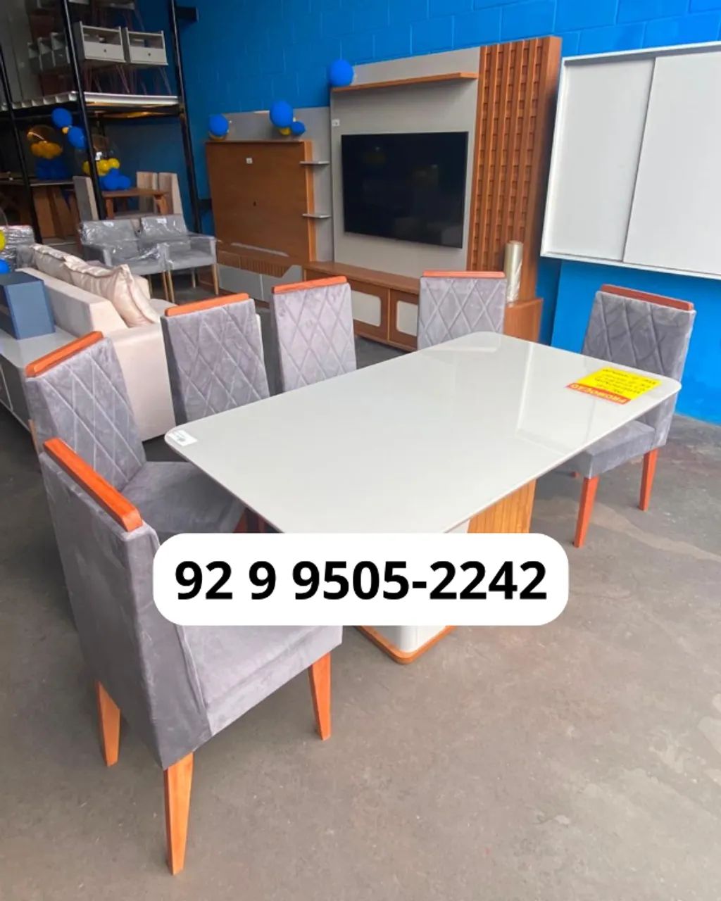 Conjunto de Mesa de Jantar com 6 Cadeiras - R$ 2.500