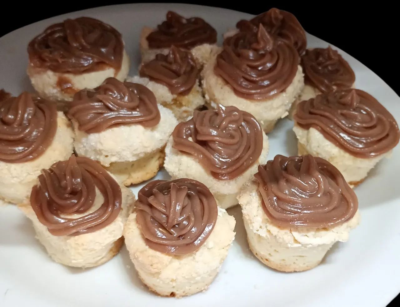 Mini Cupcakes Artesanais com Cobertura de Doce de Leite - Foto 3