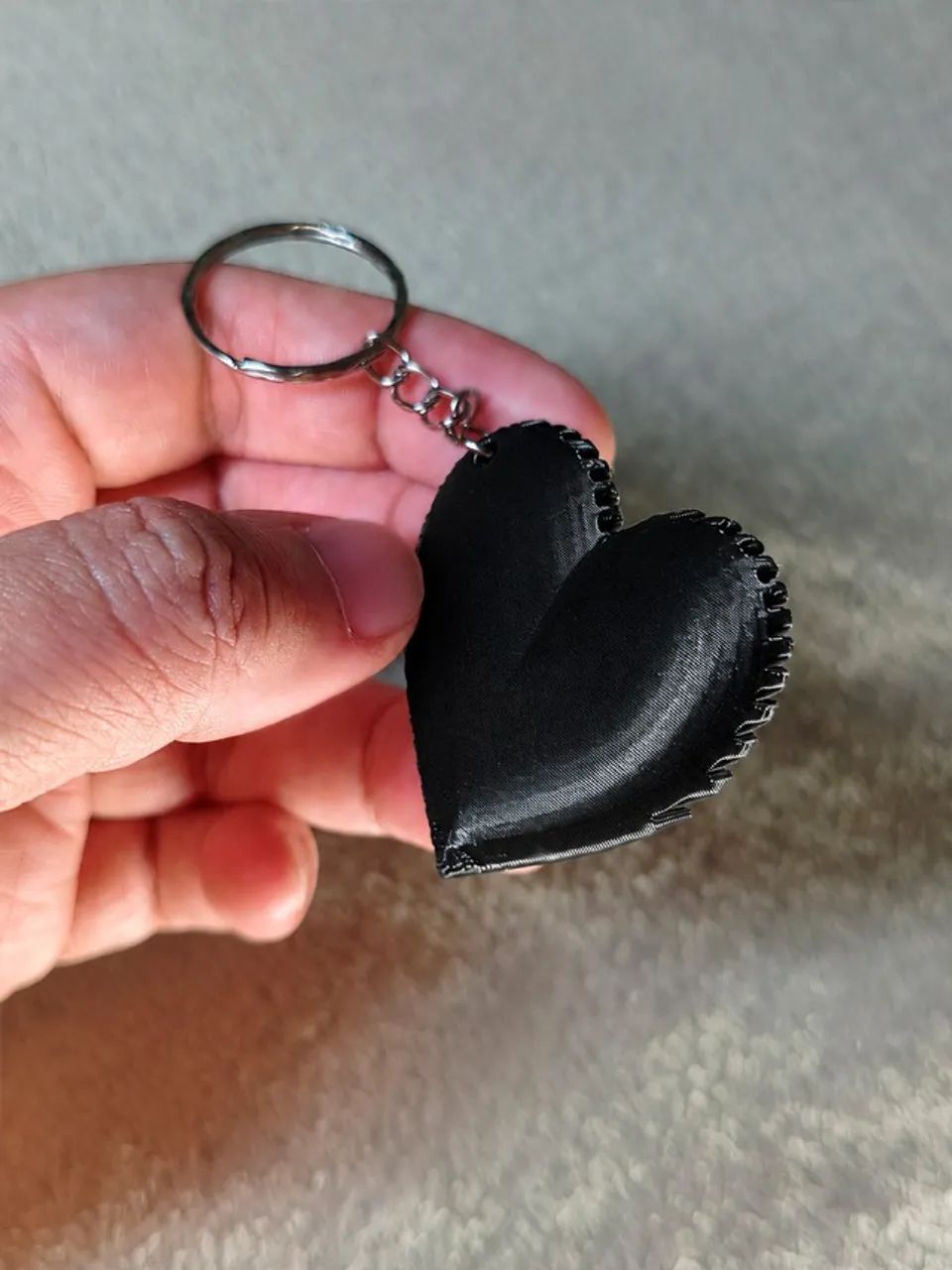 Chaveiro Coração Preto Listrado - Foto 4