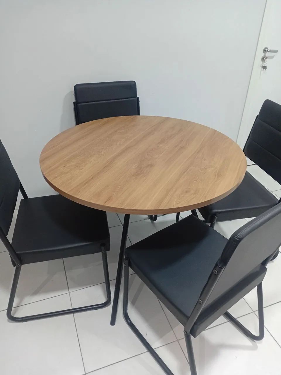 VENDO MESA POUCO USADA E 4 CADEIRAS EM OTIMO ESTADO