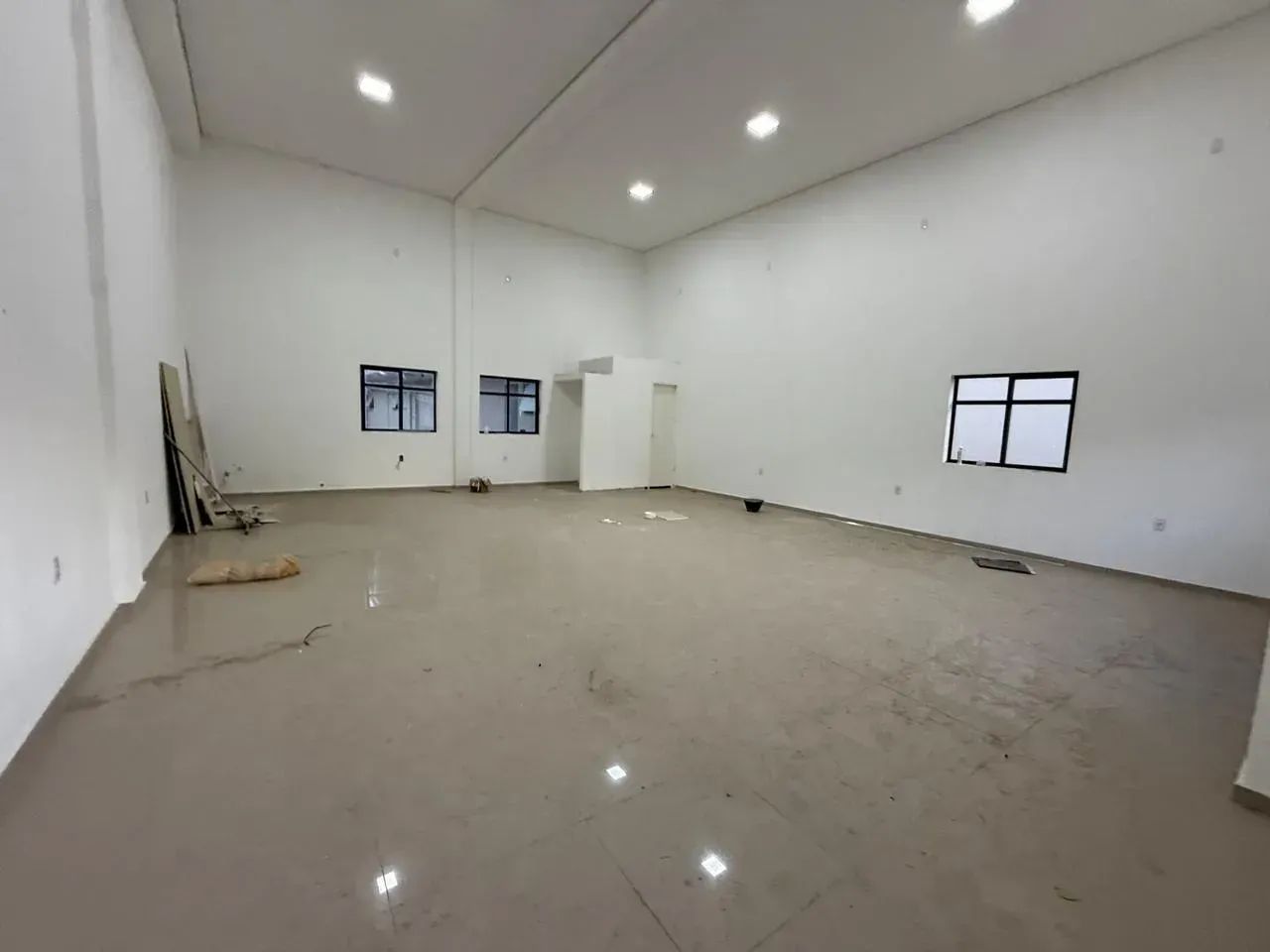 Salão Comercial novo, c/estacionamento e no meio de 100 apartamentos